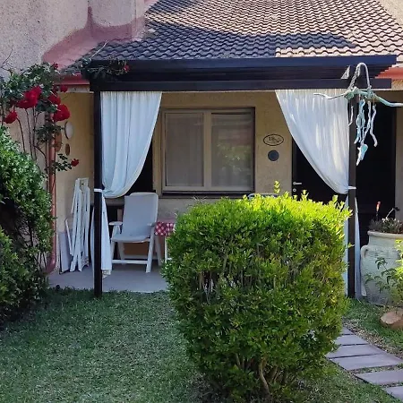 Con Giardino Immersa Nel A 150mt Dal Mare * Pula