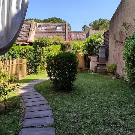 Con Giardino Immersa Nel A 150mt Dal Mare *