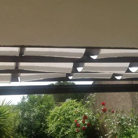 Con Giardino Immersa Nel A 150mt Dal Mare Feriehus Pula