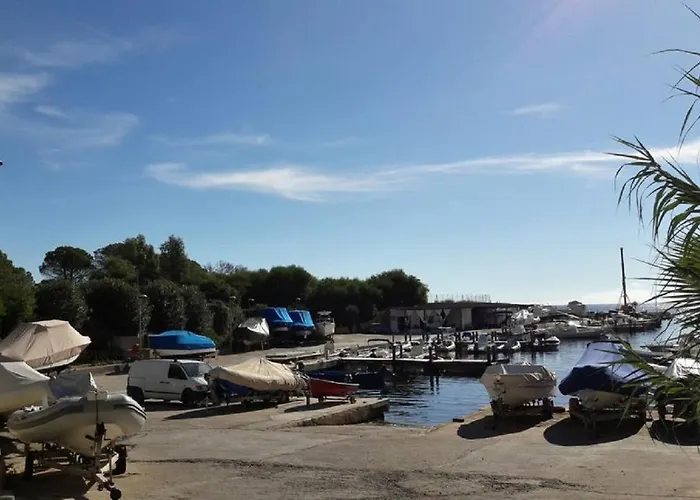 Con Giardino Immersa Nel A 150mt Dal Mare Pula