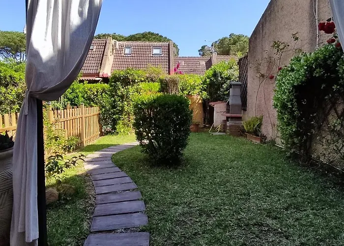 Con Giardino Immersa Nel A 150mt Dal Mare *